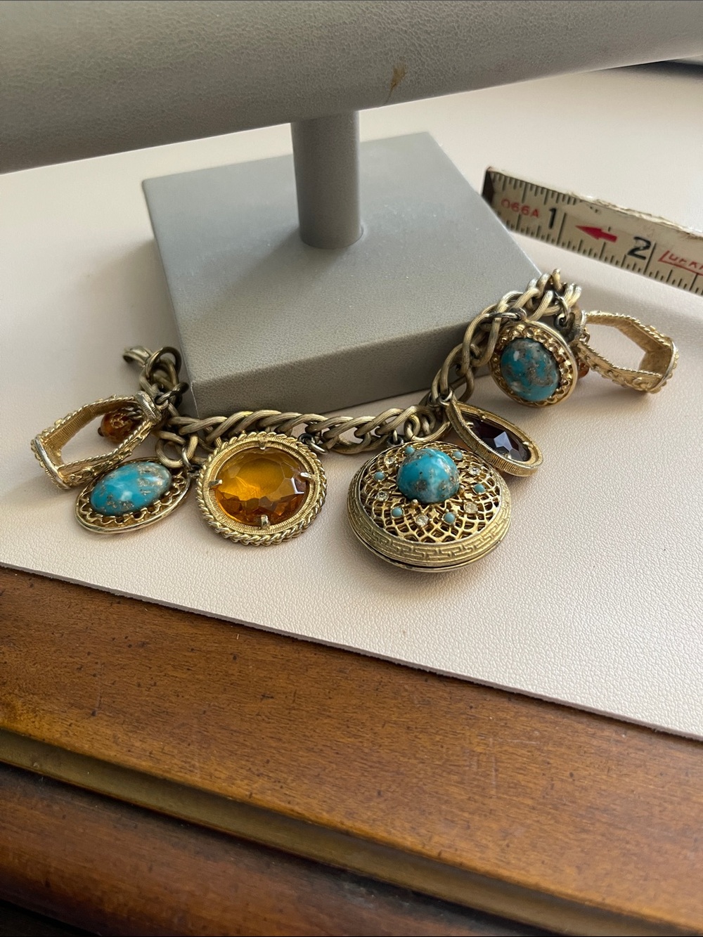 STUNNING VINTAGE CHUNKY CHARM BRACELET GOLD TONE